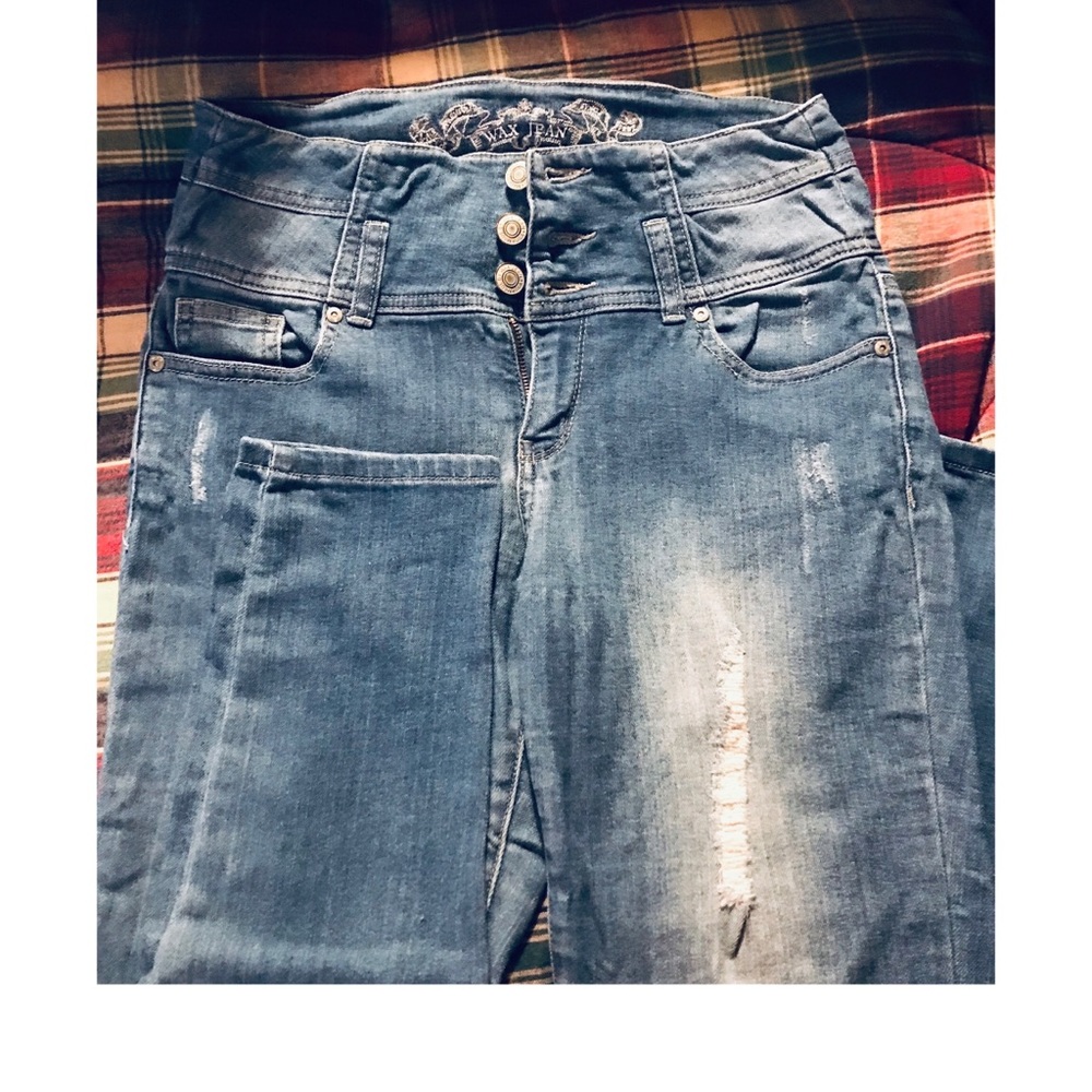 High waisted jeans.